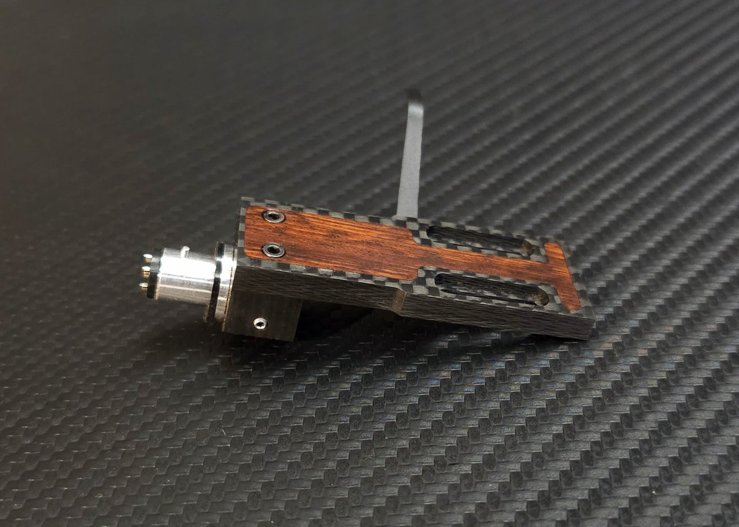 Custom-Made Hybrid Headshell made of Carbon and Snake Wood Azimuth Adjustment2