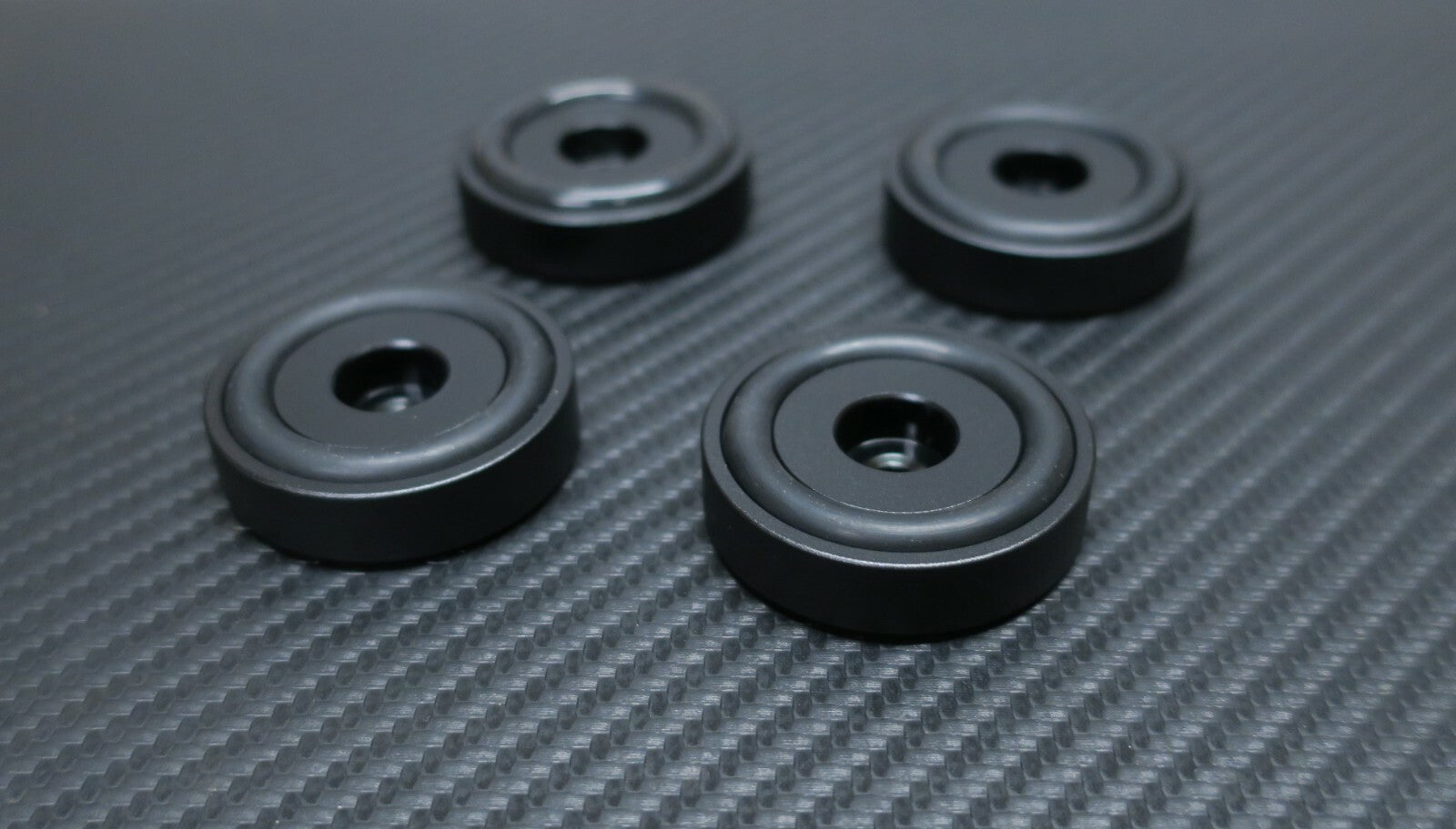 4x Füße / Isolierung für Plattenspieler / Lautsprecher / Boxen / mit Gummi - NEW1